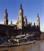 A orillas del Ebro, la catedral del Pilar, con sus cuatros torres de �ngulos semejante a alminares se caracteriza por un cabrilleo de c�pulas. Obra de Francisco Herrera el Mozo (1680). Zaragoza, Espa�a. 