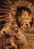 Detalle de la 'talha' - u hornacina de exposic�on de la custodia - en la iglesia de S�o Pedro de Obidos, en Portugal. Los elementos de madera dorada de este altar sobrevivieron al sismo del 1755. La calidad del �ngel arrodillado conjuga un dinamismo elegante con un drapeado bien estructurado. Obidos, Portugal. 