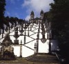 Las c�lebres escaleras del Bom Jesus do Monte (1723-1837), en el monte Espinho, cerca de Braga, forman el calvario de una iglesia de peregrinaci�n dedicada a la Santa Cruz. Las estaciones del Golgotha espiritual conducen gradualmente hasta la iglesia concluida en el 1811 por Cruz Amarante, que sustituye el santuario original de forma redonda. Braga, Portugal. 