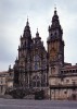 En la fachada, la catedral rom�nica de Santiago de Compostela, de aspecto barroco, con su profusi�n ornamental que enmarca la estadua de Santiago Matamoros, el santo vencedor de los moros, erigida en el m�s lato ed�culo entre las dos torres. Obra de Fernado Casas y Novoa a partir del 1738. Santiago de Compostela, Espa�a. 