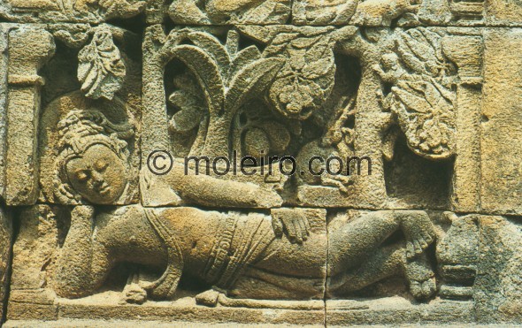 Borobudur. Personaje descansando en un jard&iacute;n. Quiz&aacute; sea &eacute;ste el futuro Buda, en el parque del palacio de K...