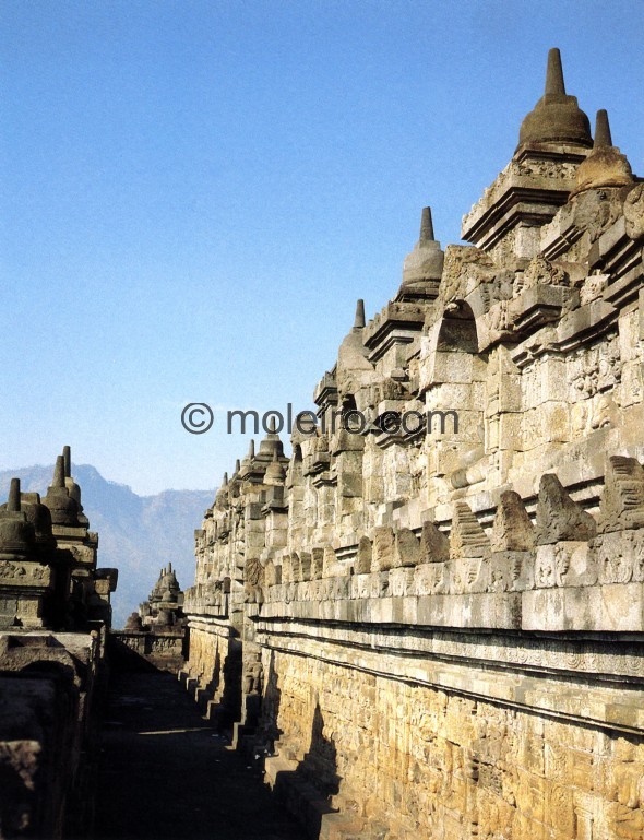 Borobudur. Vista general de la cuarta galer&iacute;a, Borobudur