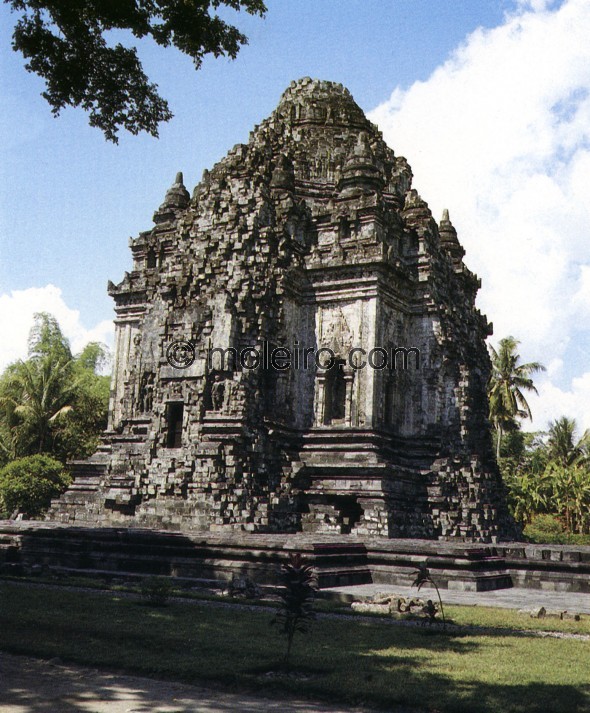 Chandi Sari, en Prambanan. Erigido al comienzo del siglo IX, este monumento posee tres santuarios reunidos y dos pisos. Sus muro...