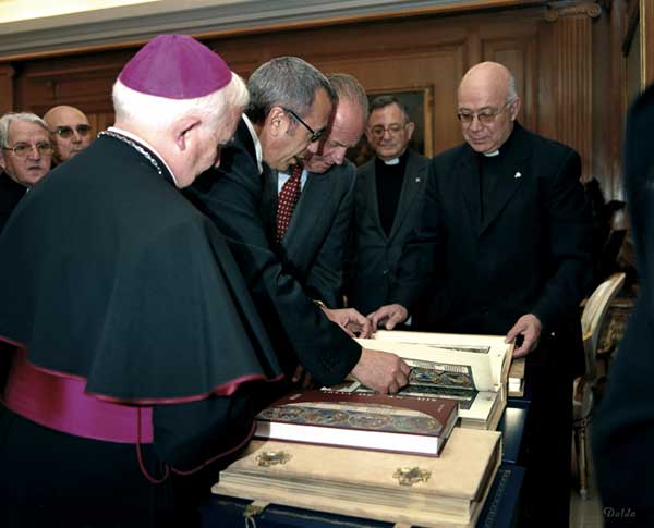 El Rey Juan Carlos I con su <br>Biblia de San Luis